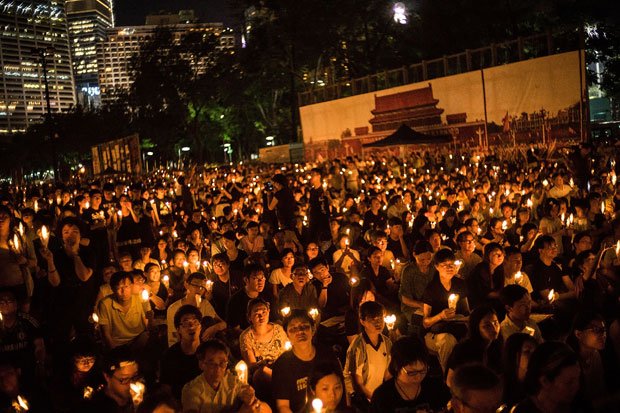 天安門事件から２５周年を迎えた６月４日の夜、犠牲になった若者たちを追悼する集会で、ろうそくを手にする香港の人たち（写真：ｇｅｔｔｙｉｍａｇｅｓ）