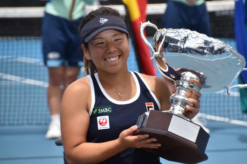 車いすテニスの上地結衣は昨年の全豪女子シングルスで優勝。今大会も頂点を狙う。「これまでの成果を思い切り出せる大会にしたい」（ｃ）朝日新聞社