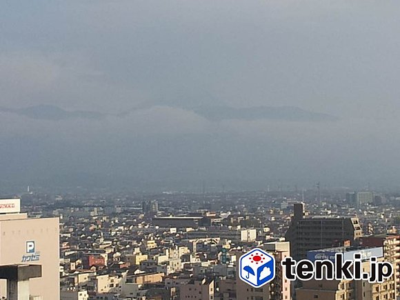 １１日、甲府市内からの午後３時半頃の富士山の様子