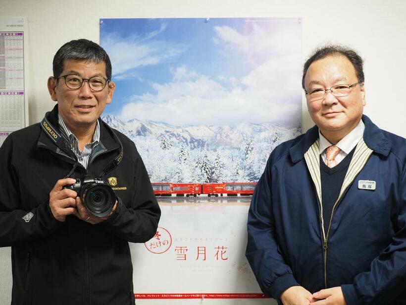 鉄道写真家の櫻井寛（左）とえちごトキめき鉄道社長の鳥塚亮氏。