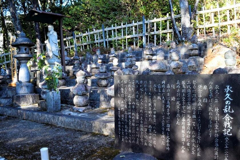 承久の乱合戦供養塔は前渡不動山にある＝２０２２年１月７日、岐阜県各務原市