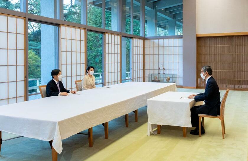 ４月１０日、天皇、皇后両陛下は赤坂御所に専門家会議の尾身茂副座長を招き、感染状況などについて説明を受けた（写真：宮内庁提供）