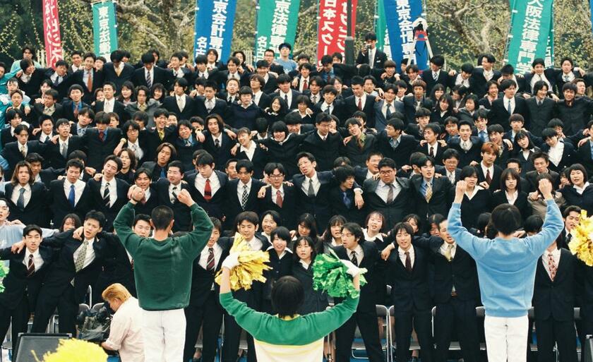 １９９８年、名古屋市の専門学校の就職出陣式。この年には、日本長期信用銀行や日本債券信用銀行が破綻。就職氷河期が直撃した　（ｃ）朝日新聞社