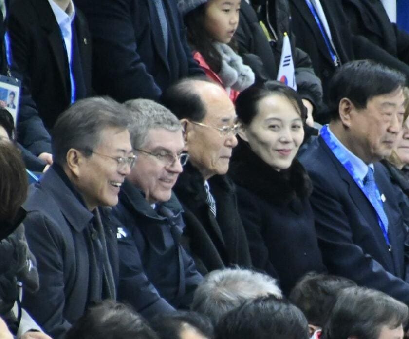平昌五輪で南北合同チームを応援する金与正氏（右から２人目）。左端は韓国の文在寅大統領　（ｃ）朝日新聞社