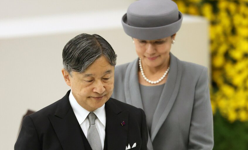 天皇陛下はこぶしを膝の上に置き、「追悼の辞」を全身で受け止めた　「玉砕の島」硫黄島に水を注ぐ遺族たちの思い