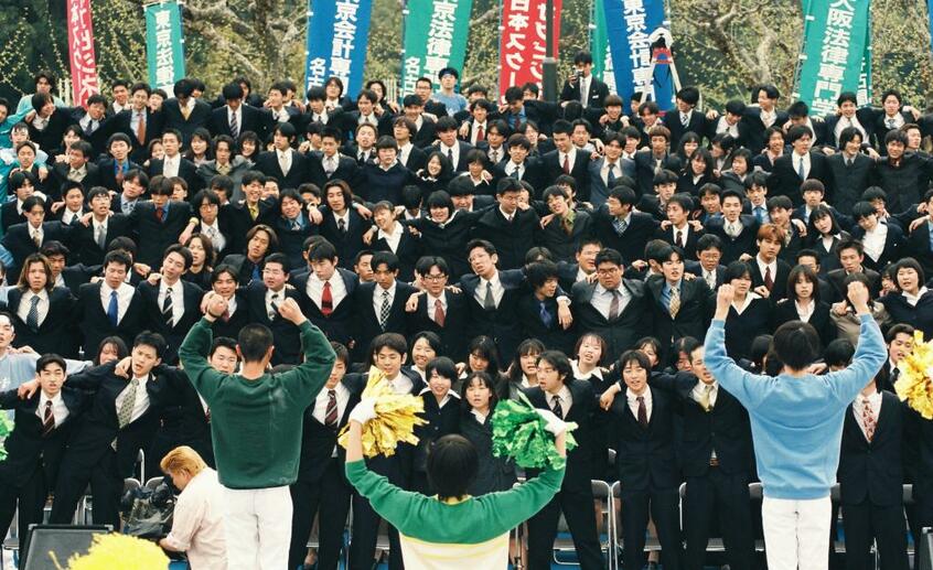 1998年、名古屋市の専門学校の就職出陣式。この年には、日本長期信用銀行や日本債券信用銀行が破綻。就職氷河期が直撃した (c)朝日新聞社