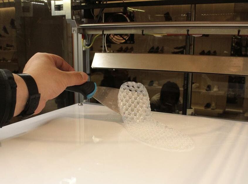 最適なソールをAIで作製/伊勢丹新宿店本館の婦人靴売り場に登場した3Dプリンター。足形と歩行の計測データを元に約1時間でミッドソールができあがる(撮影/福光恵)