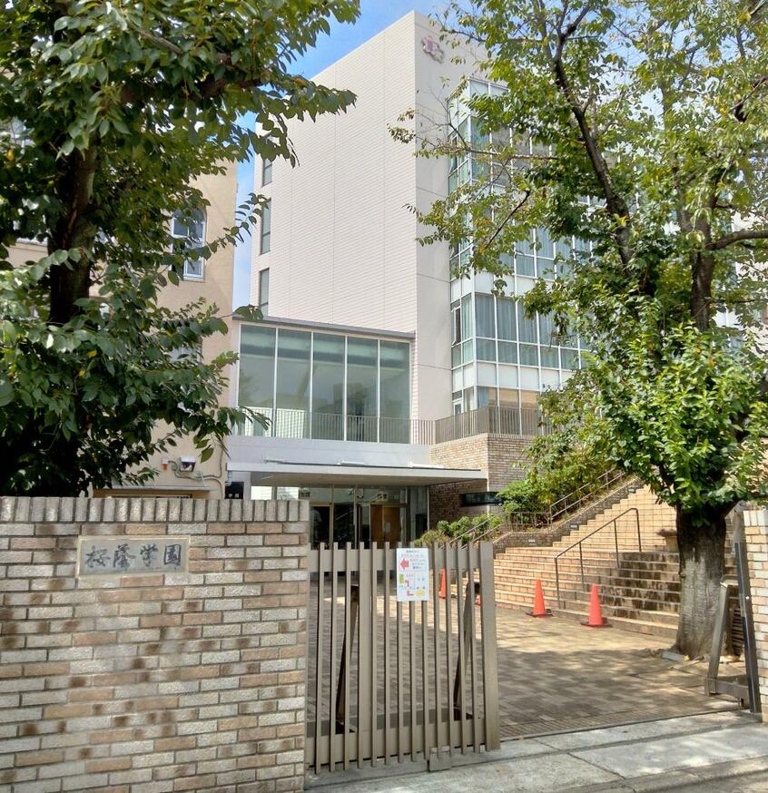 桜蔭学園の正門。マンションは校舎の反対側にある(撮影/國府田英之)