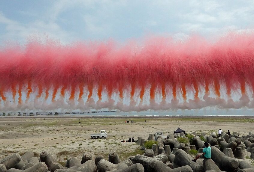 福島県いわき市で6月に行われた昼花火「満天の桜が咲く日」から。最後の場面に登場した「桜の絵巻」。約3800人が見守った