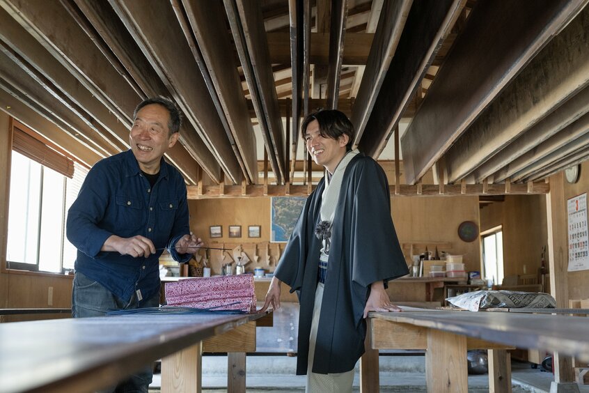 泉二にとって松原伸生(左)は兄のような存在。松原は親子3代にわたる職人。泉二の2代目としての葛藤を感じたこともあったという。「とても優しいし人がいい。これから環境や立場が変わっても、人柄はそのままでいてほしい」(松原)。千葉県君津市の工房で(撮影/工藤隆太郎)