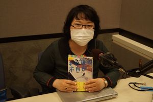 『その後の不自由−「嵐」のあとを生きる人たち』を手にとり「このシリーズの本は新刊が出ると買うのが習慣になっています」と語る大野さん