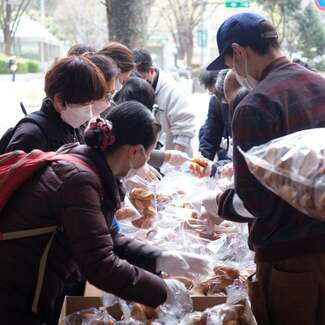 若者や子連れの母親が食料配布に並ぶワケ 東京・新宿の支援所で見たインフレのリアル