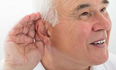 マスク越しの声、よく聞こえなくて補聴器の相談増　「もしかして私、難聴？」