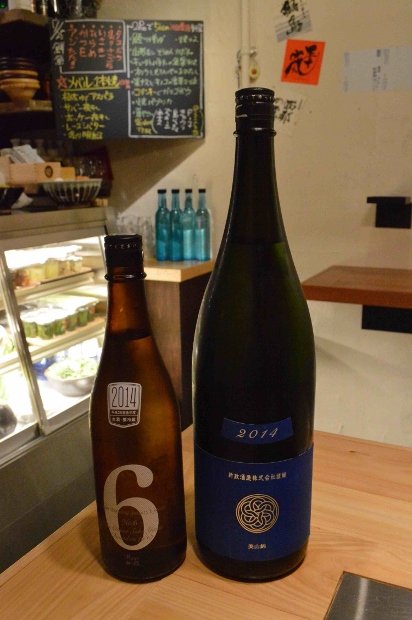 ビジュアル系日本酒？の先駆けのひとつである秋田・新政酒造の『No.6 R―type』（左）と『ラピスラベル』（右）