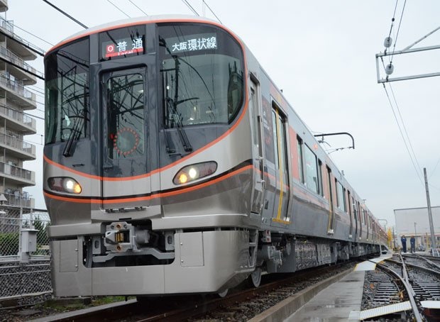 大阪環状線の新型車両３２３系。年内にも導入予定で、これまで同線の主力だった１０３系・２０１系から基調色のオレンジを継承している　（ｃ）朝日新聞社