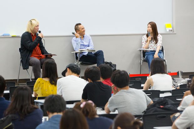 講義では、マスメディアのあり方からAKB48のSNS事情まで、いろいろと語られた。写真は講義の様子。左から、津田さん、佐藤編集長、茂木さん(撮影/写真部・小原雄輝)