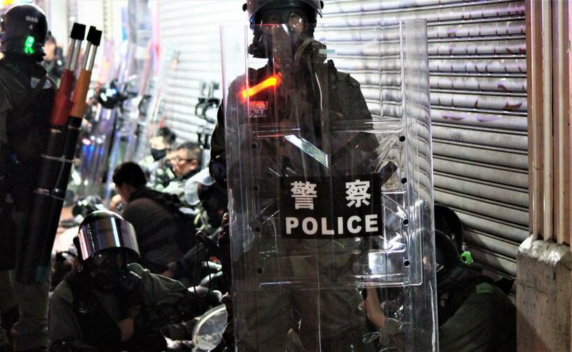 夜の灣仔（ワンチャイ）。黒装束の若者狩りに向かう直前の武装警官隊（撮影／今井一）