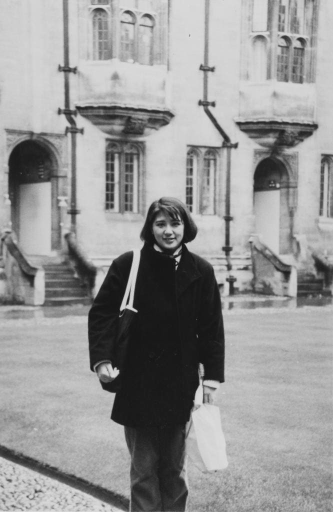 英国留学中の雅子さま。皇太子さま（当時）が学ばれたオックスフォード大学マートンカレッジで記念写真に収まった／１９８９年１１月　（ｃ）朝日新聞社