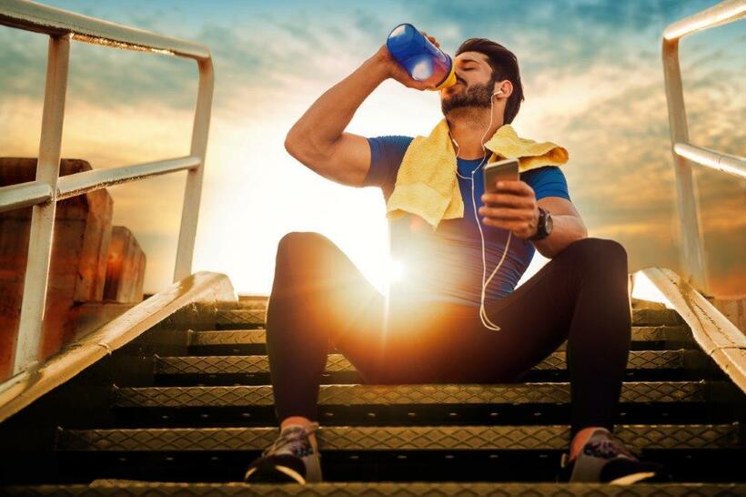 お酒を飲んでも運動すればそのリスクは帳消しになると考えるか、運動の健康利益がお酒でチャラにされてしまうと取るか（写真：Getty Images)