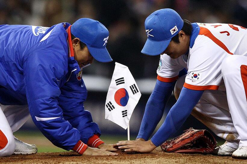 マウンドに太極旗を立てる韓国の選手（写真／Gettyimages）