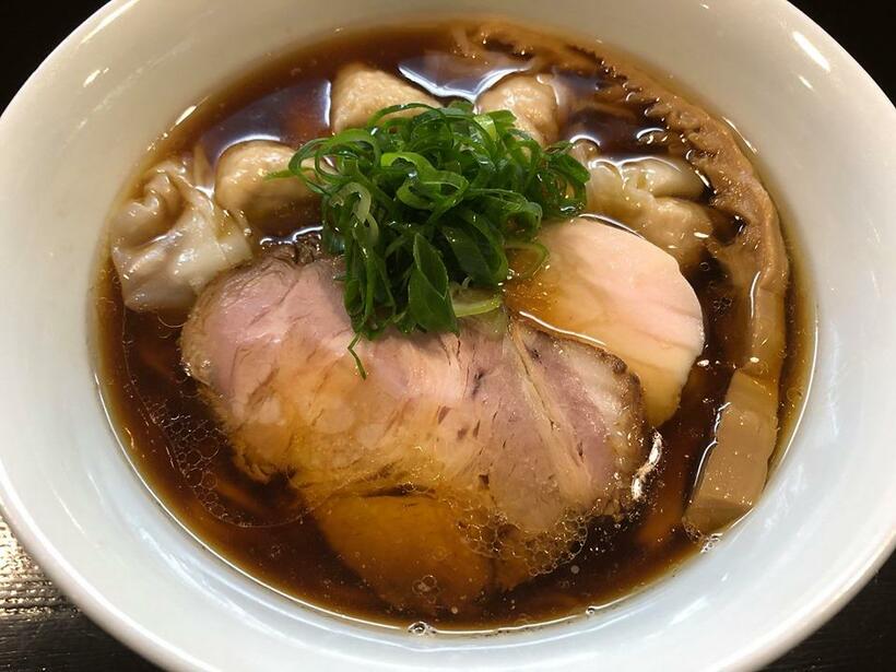GOTTSU齋藤さんのお気に入り「醤油ワンタンらぁ麺」は950円（筆者撮影）