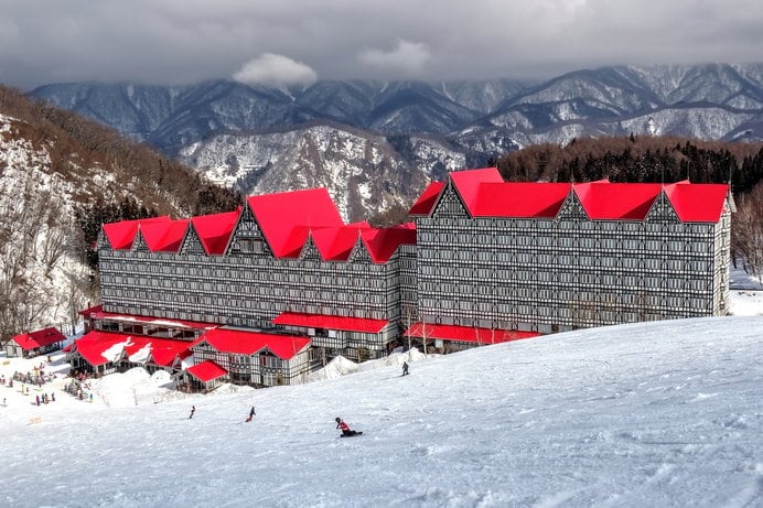 赤い屋根が銀世界に映える「ホテルグリーンプラザ白馬」は、白馬コルチナスキー場のランドマーク