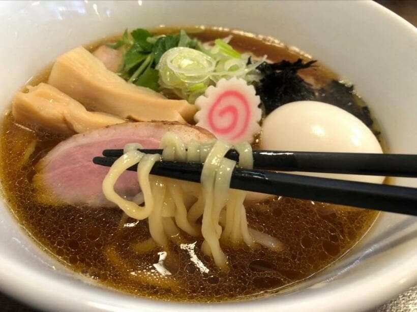 麺は平打ちの手もみ風（筆者撮影）