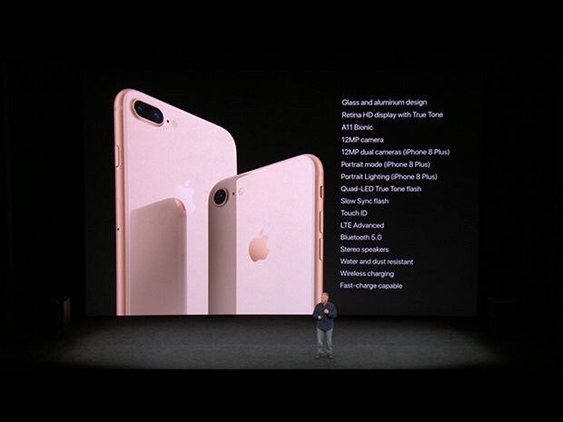 「iPhone 8」（右）と「iPhone 8 Plus」（左）