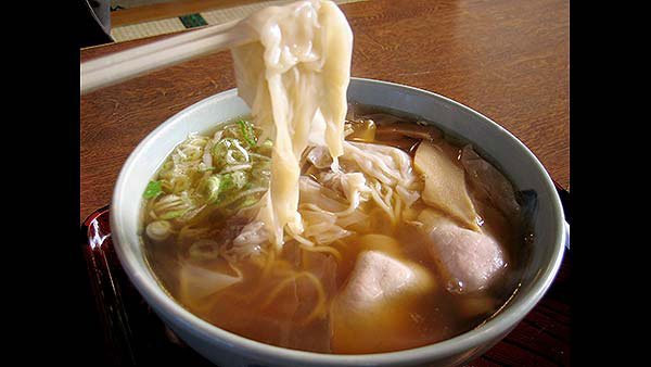 「酒田ラーメン」は、魚介だしのスープに、水分量の多いツルツルとした自家製麺が特徴。中にはワンタン入りのものもあり、人気を博している