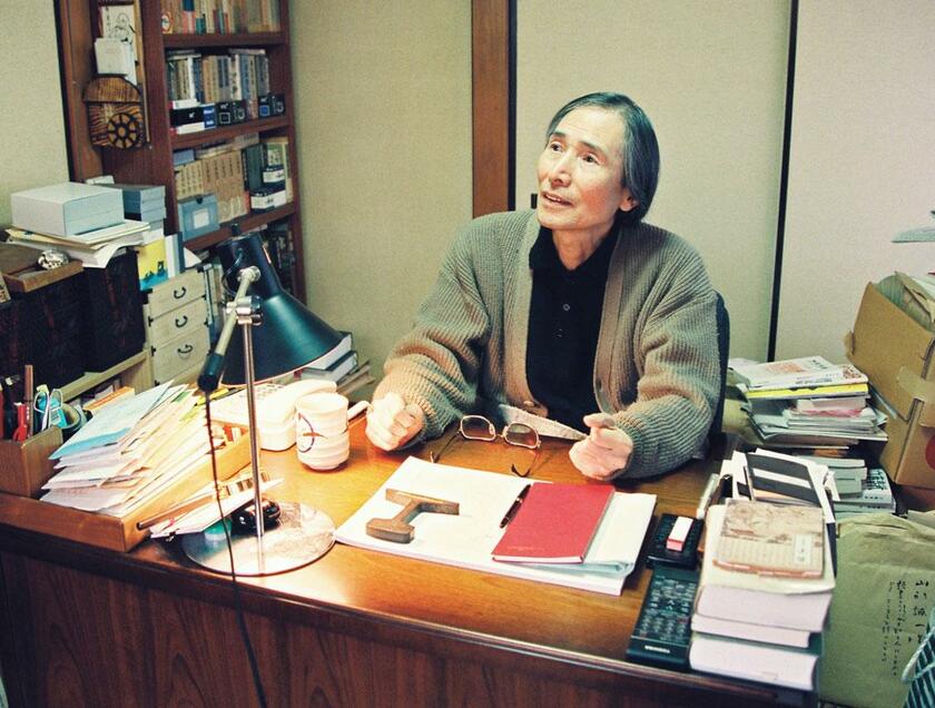1994年、東京・練馬の自宅の書斎で机に向かう　朝日新聞社提供