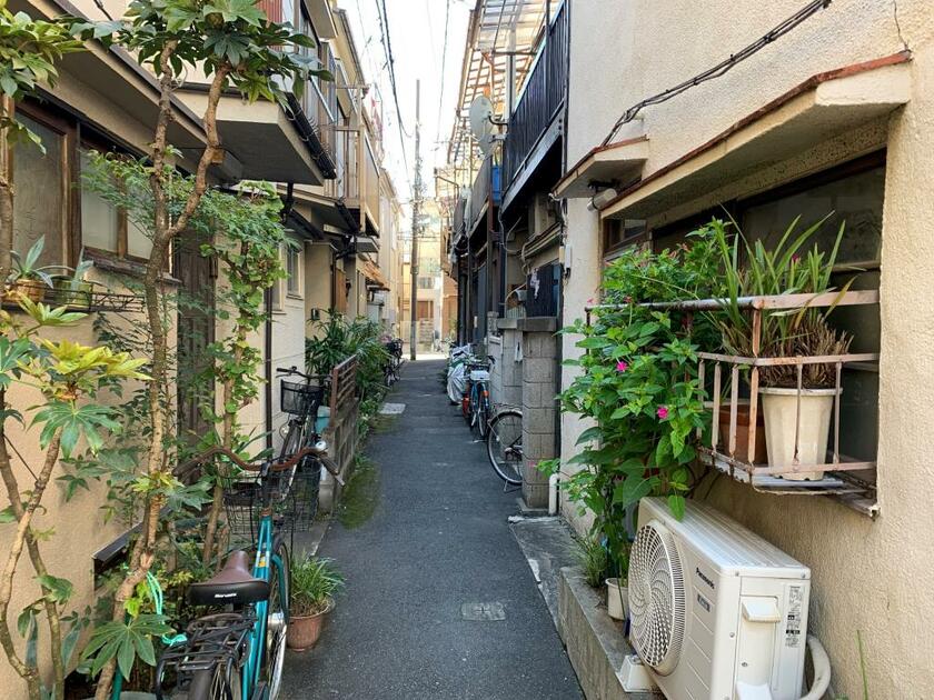 東京都荒川区荒川６丁目は細い路地が迷路のように続く。区では建て替えや道幅の拡幅工事などを進めているが、住民の同意を得ることは難しいという（ｐｈｏｔｏ　編集部・野村昌二）