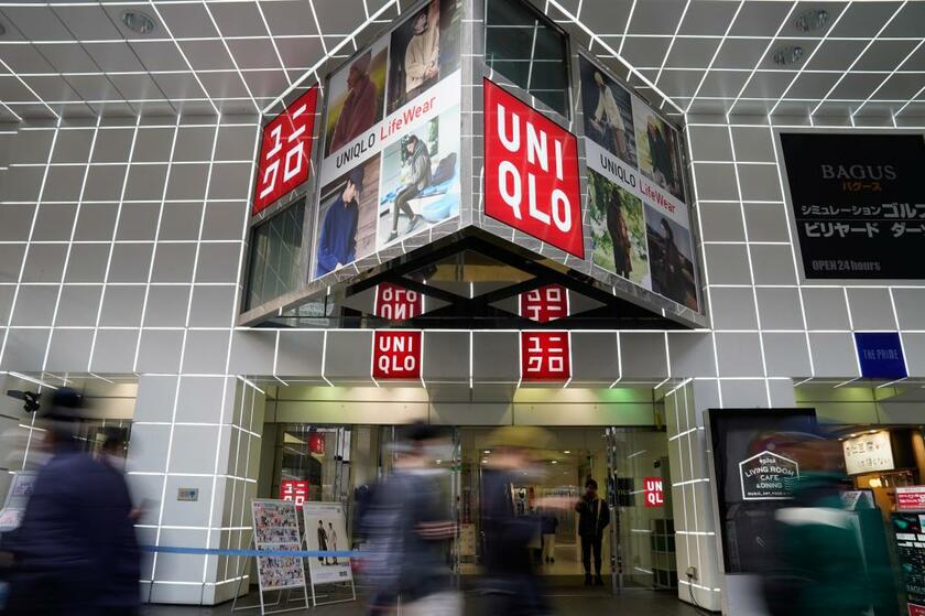 「ユニクロ」の店舗。ファーストリテイリングは３月から正社員約8400人の賃金を最大で40％引き上げる（photo　アフロ）