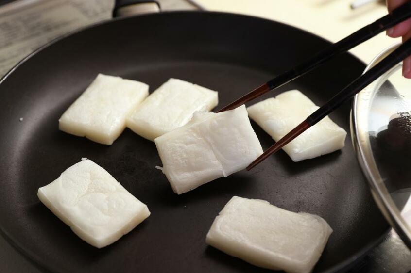 フライパンでフタをして切り餅を両面焼く。しばらくすると少しふくらんでくる。(撮影/写真映像部・松永卓也)