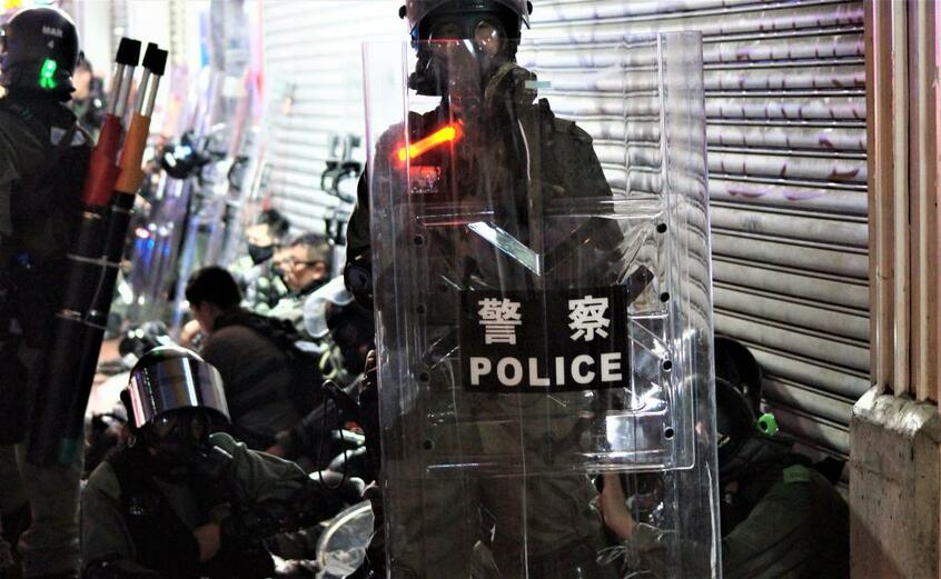 夜の灣仔(ワンチャイ)。黒装束の若者狩りに向かう直前の武装警官隊(撮影/今井一)
