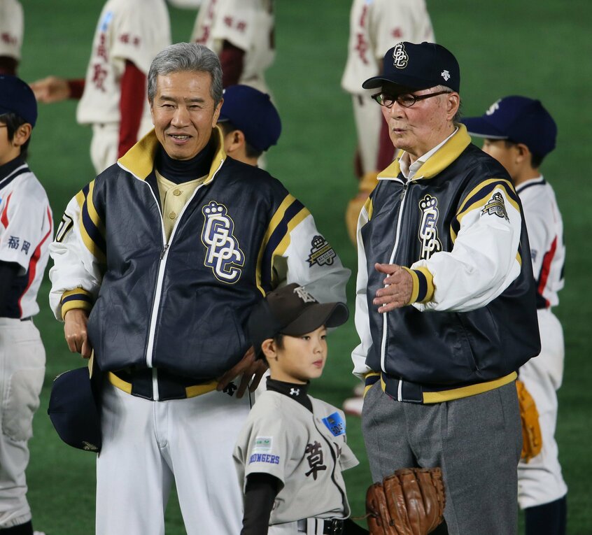 長嶋茂雄さん（右）と談笑する山田久志さん（写真：日刊スポーツ）