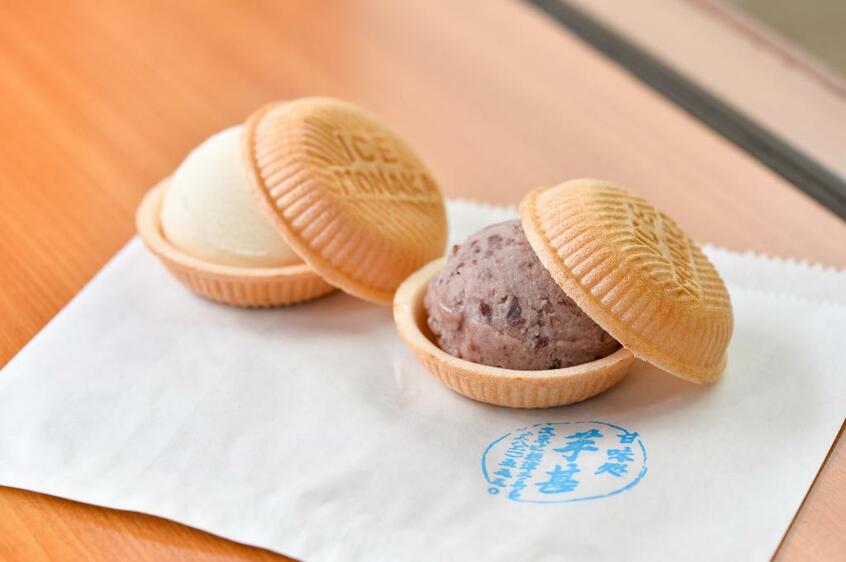 アイスモナカはバニラと小倉の2種類。各120円。税込み (撮影/写真部・掛祥葉子)