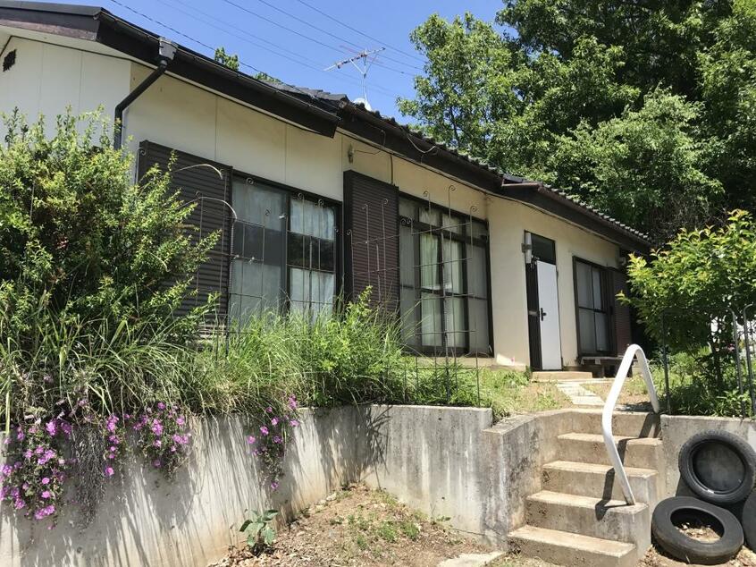 【Before】
八ケ岳南麓の平屋の家は築40年で、庭は草ぼうぼうだった(撮影・藤井勝己)