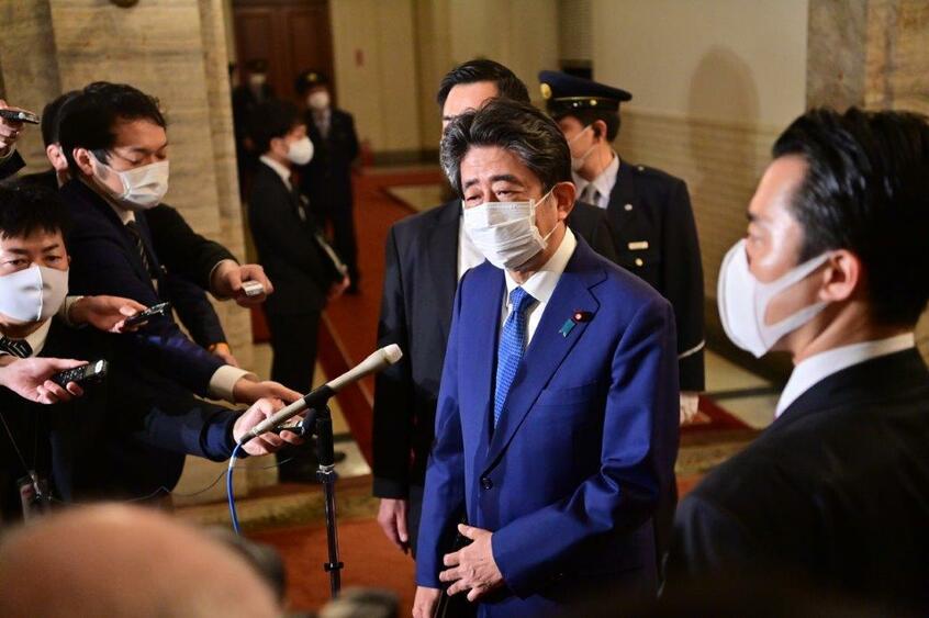 記者の質問に答える安倍晋三前首相 (c)朝日新聞社