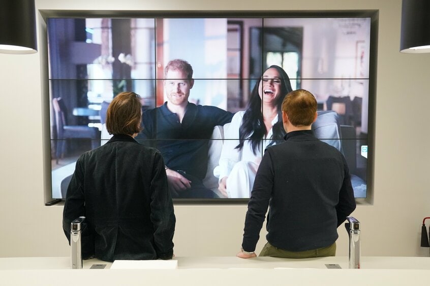 2022年12月、 ロンドンの街角でNetflixで放送されたヘンリー王子夫妻のドキュメンタリー「ハリーとメーガン」を見つめる人たち。同番組は多くの物議を醸した(photo アフロ)
