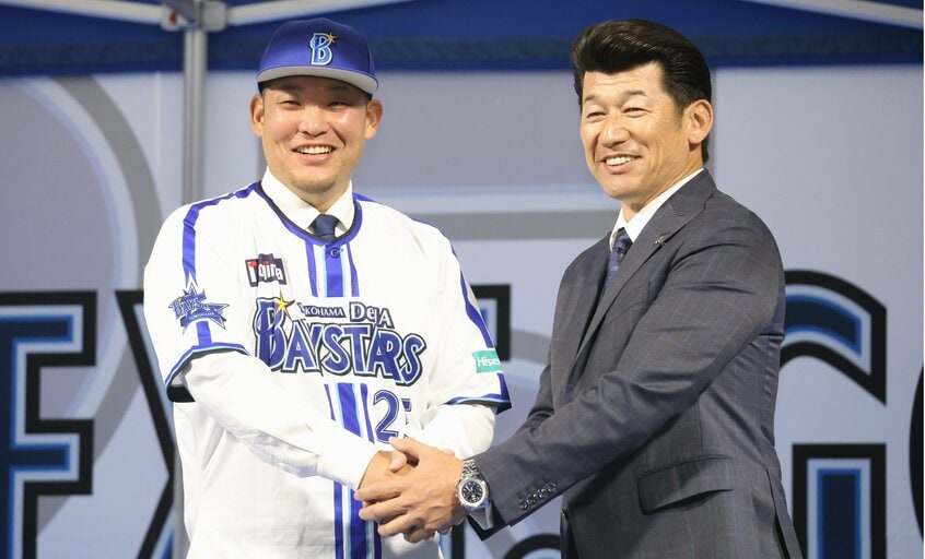 今年4月18日、筒香のDeNA復帰入団会見で、三浦大輔監督と握手