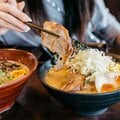 ラーメン一杯2千円でも「待ち時間をカネで買えるなら楽」 人気店で「ファストパス」導入が増えているワケ
