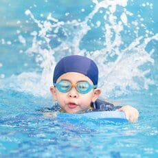 親世代が子どもの頃と比べ「水泳授業」が少なくなったのはなぜ？　“水の危険性を学ぶ機会”が減るリスクとは