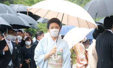 〈あのときの話題を「再生」〉雨の園遊会　雅子さまや佳子さまがお使いだったのはどこの雨傘？古い品を大切にする天皇陛下