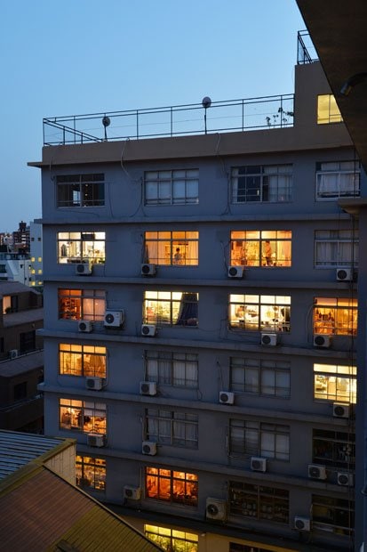 夕暮れ時の代々木村田マンション。屋上からは東京都庁や新宿副都心が間近に見え、眺望も抜群。古い校舎のようなこの建物は、映画やドラマの撮影に使われることも多い（撮影／写真部・東川哲也）