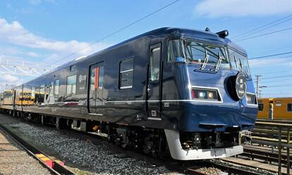 2020年5月8日に運行開始予定だったJR西日本の「WEST EXPRESS 銀河」もコロナウイルス感染拡大防止の取り組みを踏まえ運行開始日が延期となった(C)朝日新聞社