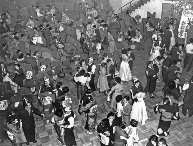 クリスマスイブの夜、大阪のアルサロやキャバレー、ダンスホールはどこも満員のにぎわいを見せた＝１９５４年１２月２４日