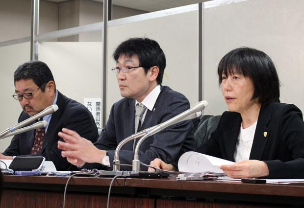 匿名ブログで中傷した発信者が侮辱罪に処罰された件について記者会見する代理人弁護士ら　（ｃ）朝日新聞社