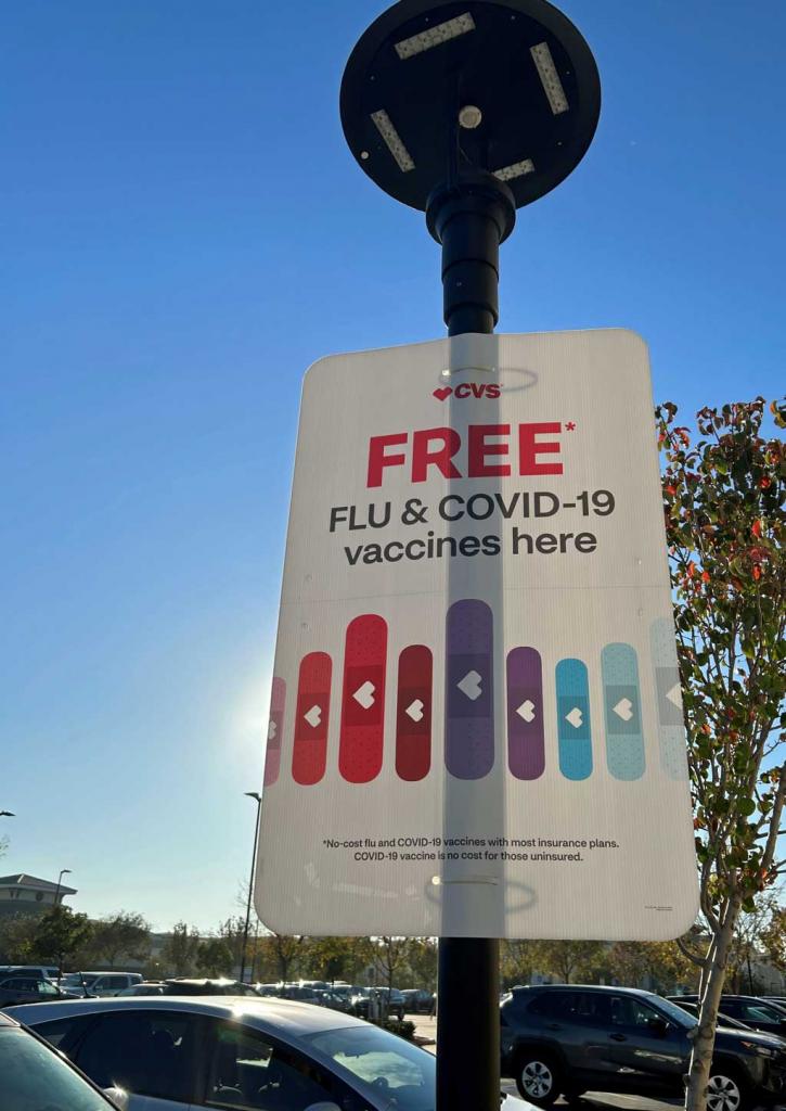 サンディエゴの薬局の駐車場の看板には「ここでワクチンが打てます」と掲示されている／山本佳奈医師提供
