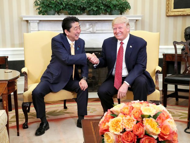 日米首脳歓談の冒頭で、握手する２人　（ｃ）朝日新聞社