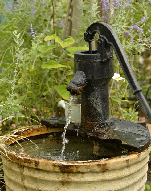 庭の中心に水を引いて井戸を造った。チョロチョロと流れる音でリラックス効果を狙う（撮影／写真部・東川哲也）